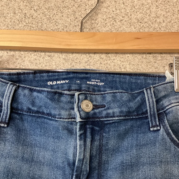 ♥️CLOSET CLEAROUT♥️ Old Navy Medium Wash Mid Rise Bootcut Jeans - Picture 7 of 7